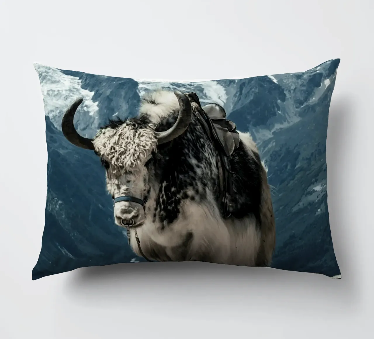 Yak in piedi su un sentiero di montagna cuscino da The Herringstore