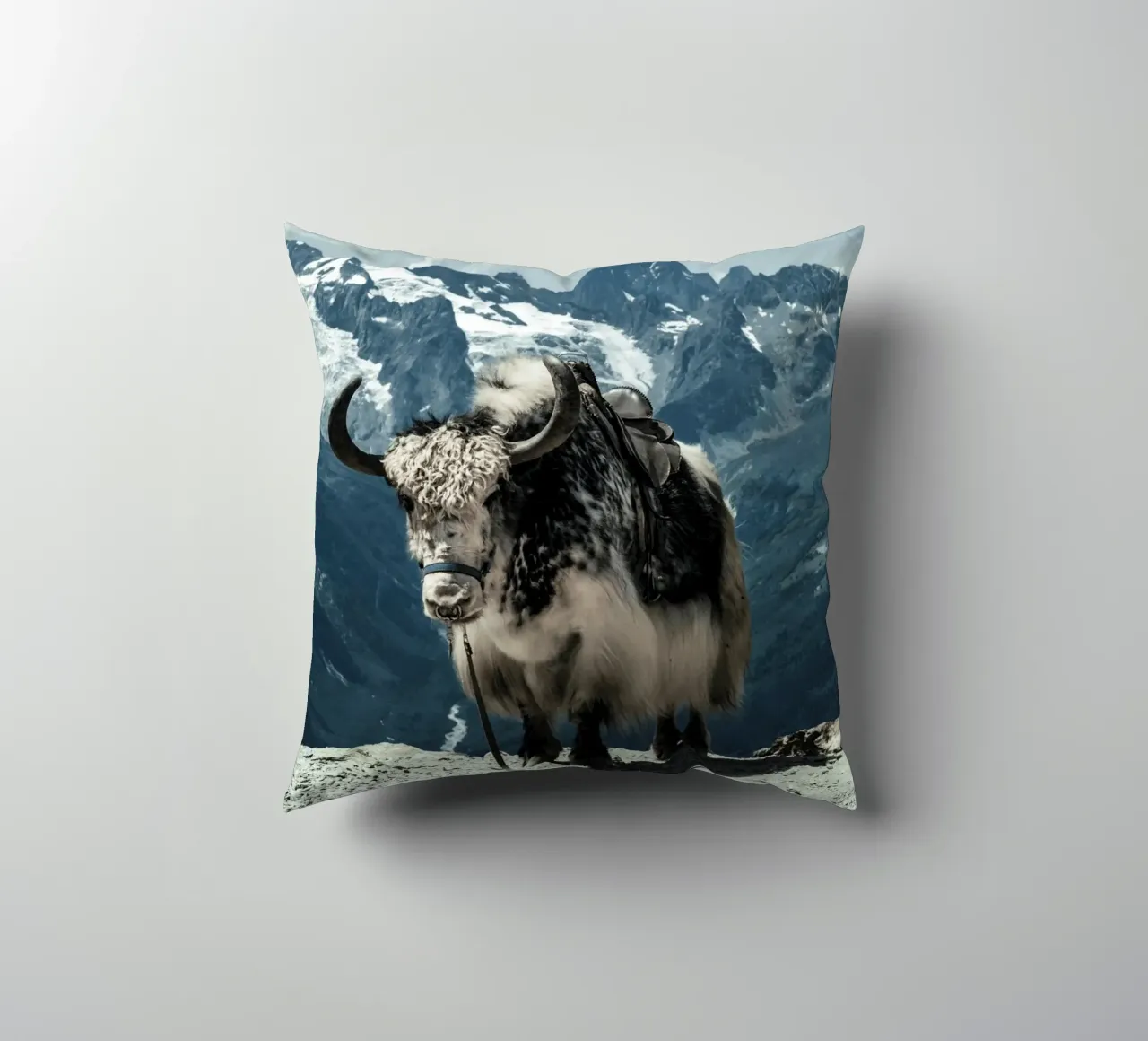 Yak in piedi su un sentiero di montagna cuscino da The Herringstore