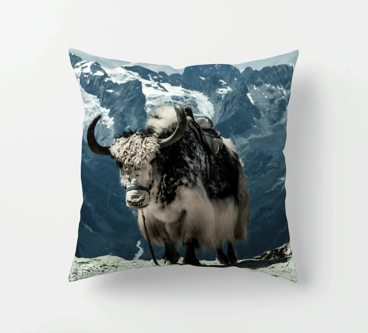 Yak in piedi su un sentiero di montagna cuscino da The Herringstore