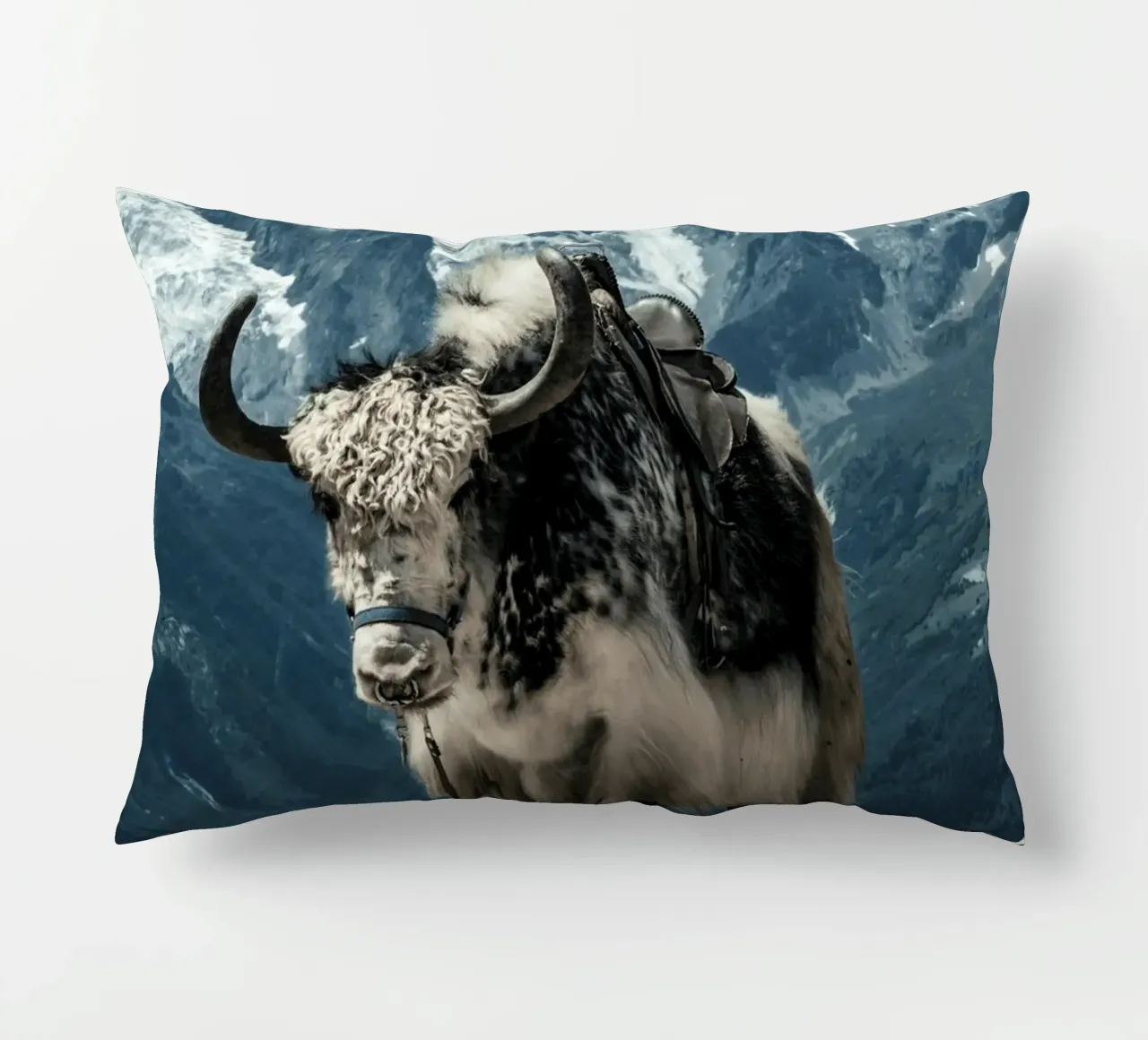 Yak in piedi su un sentiero di montagna cuscino da The Herringstore
