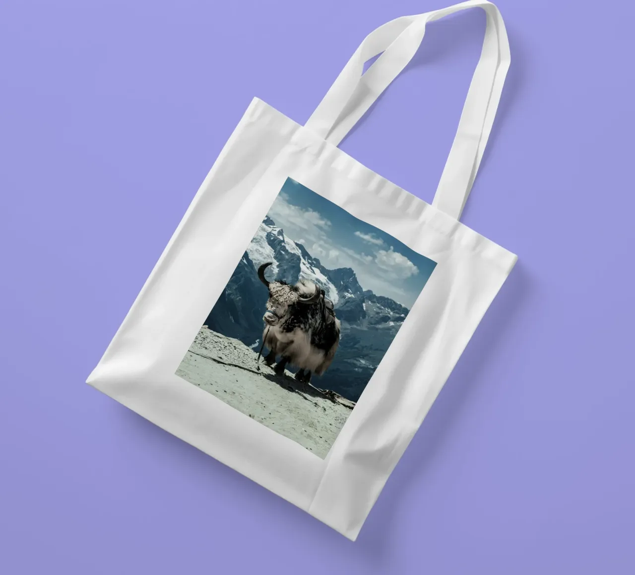 Yak in piedi su un sentiero di montagna borsa in juta da The Herringstore