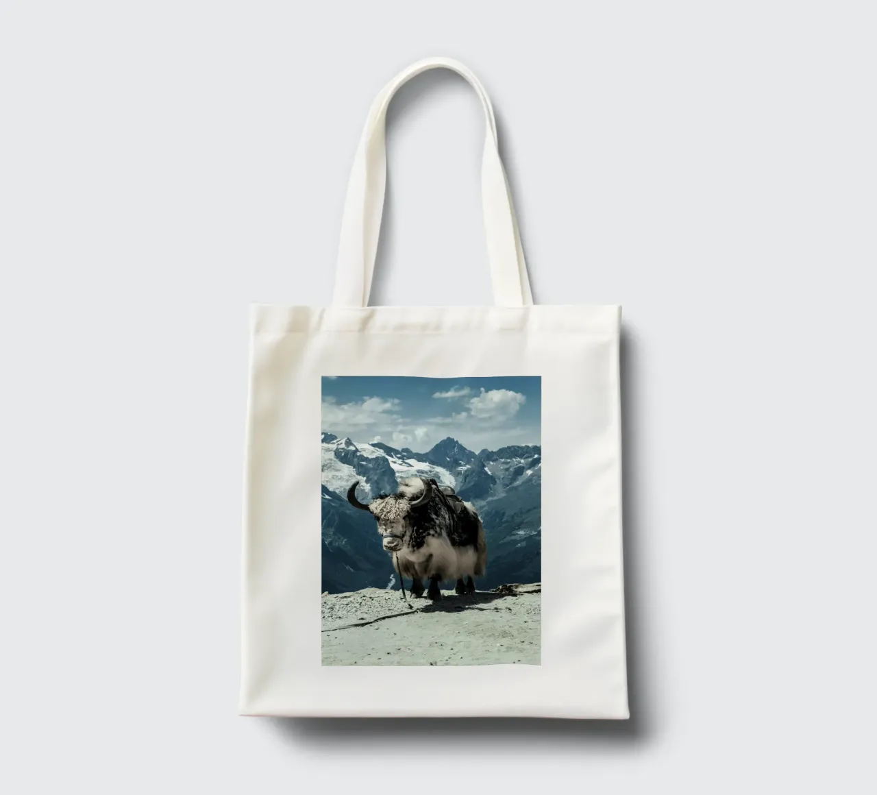 Yak in piedi su un sentiero di montagna borsa in juta da The Herringstore