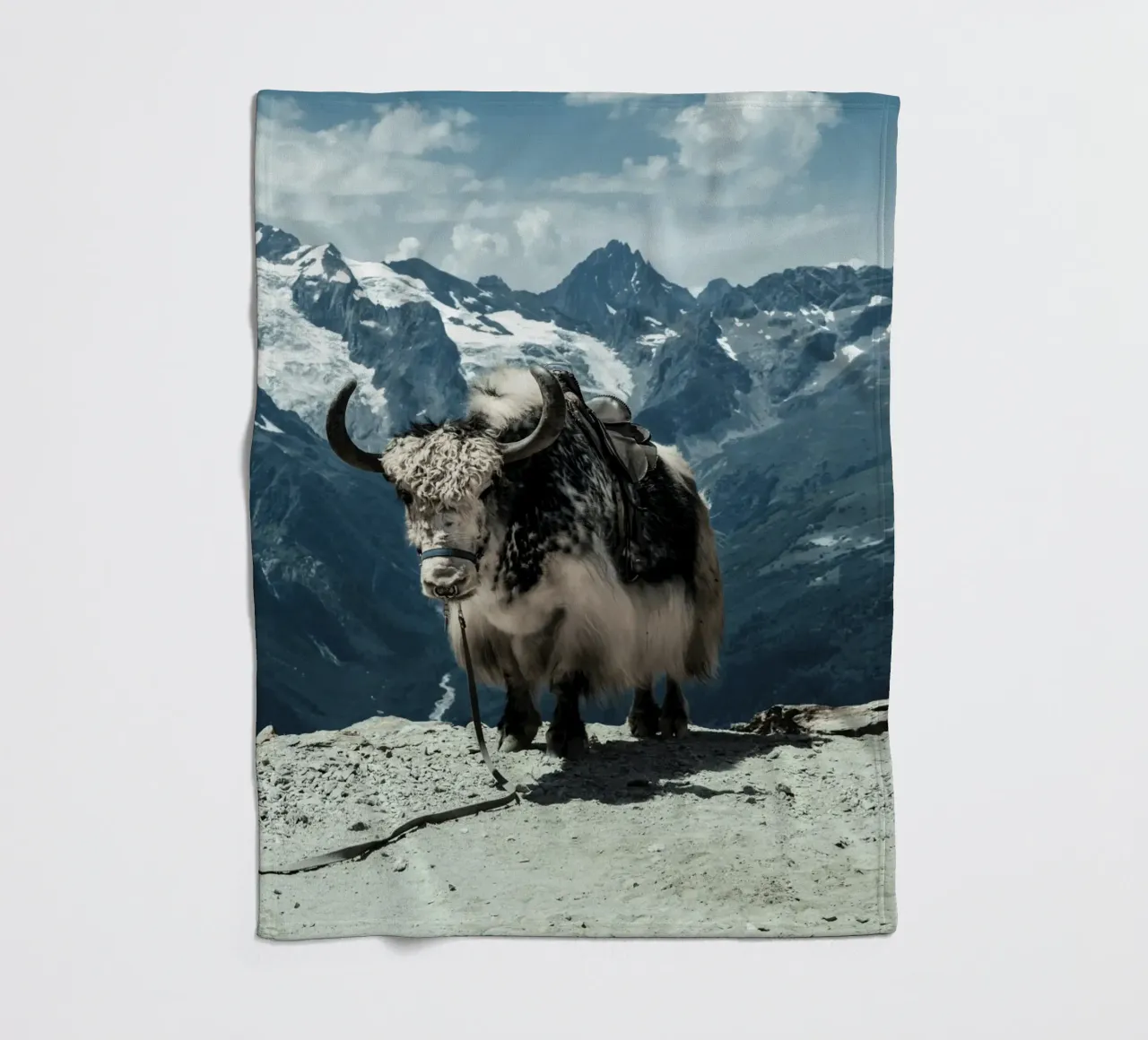 Yak in piedi su un sentiero di montagna coperta in pile da The Herringstore