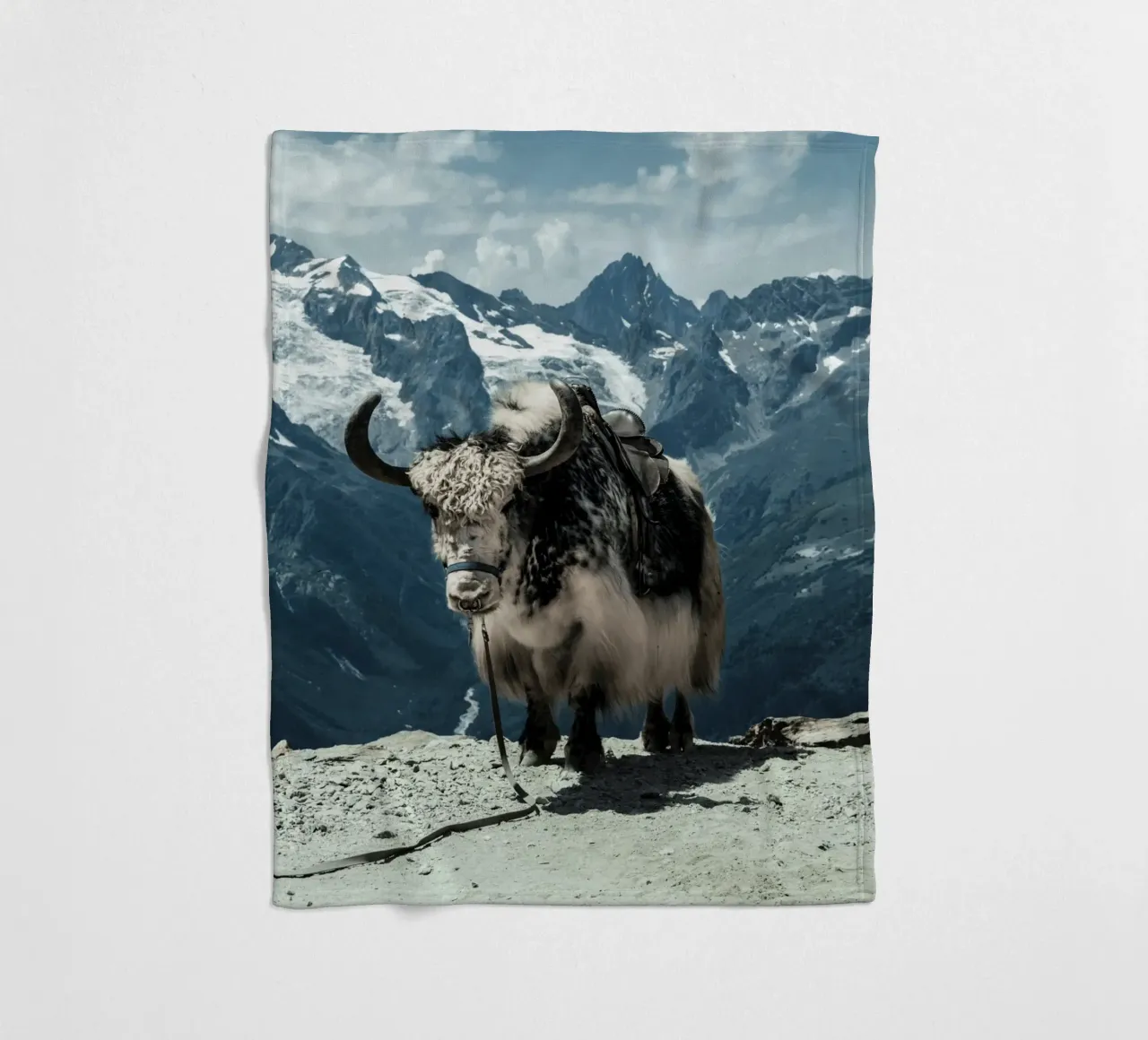 Yak in piedi su un sentiero di montagna coperta in pile da The Herringstore