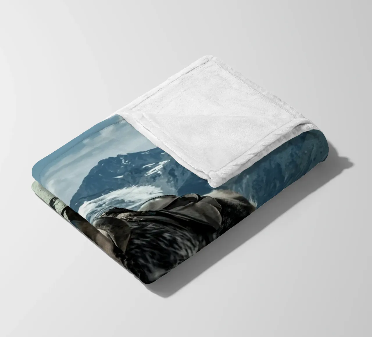 Yak in piedi su un sentiero di montagna coperta in pile da The Herringstore