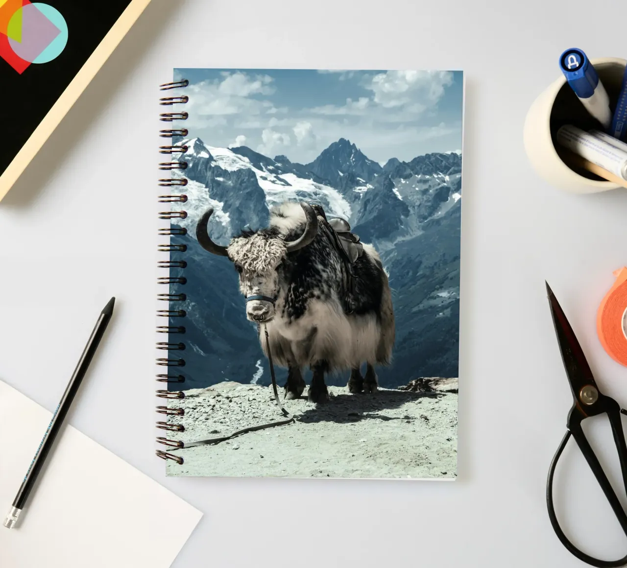 Yak auf einem Bergpfad stehend Ringbuch von The Herringstore