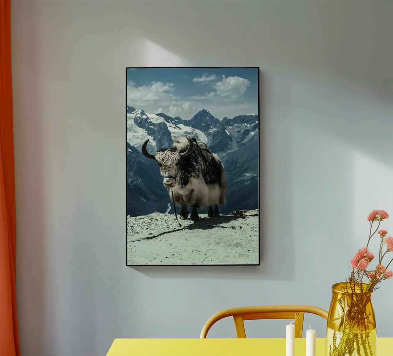 Yak in piedi su un sentiero di montagna plexiglass da The Herringstore