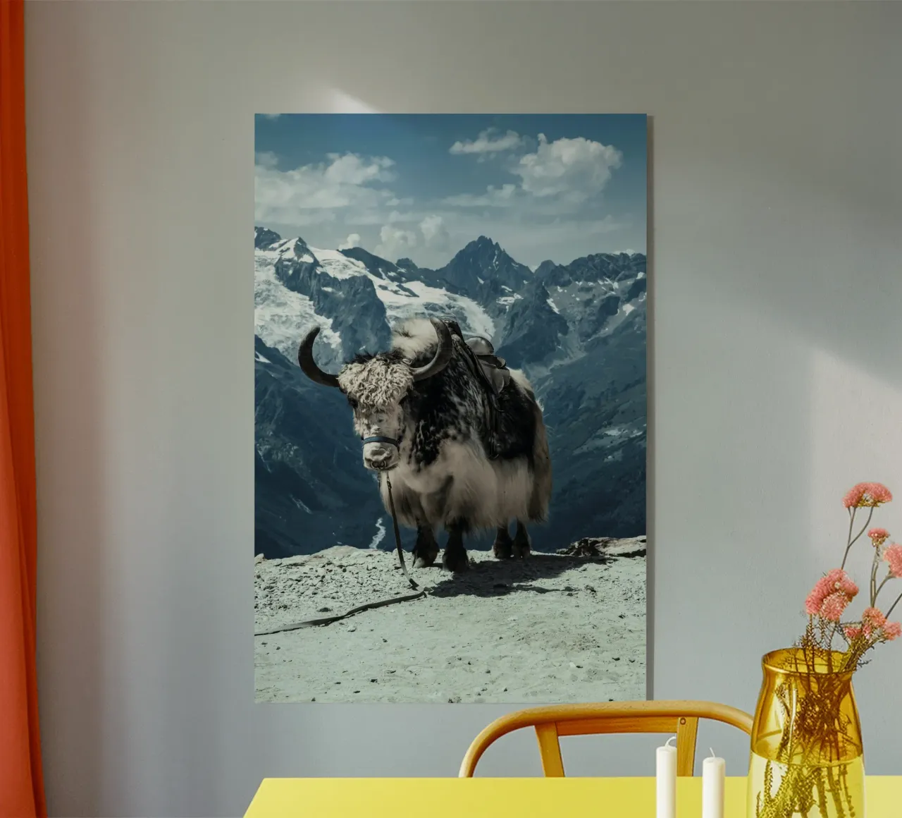 Yak in piedi su un sentiero di montagna plexiglass da The Herringstore