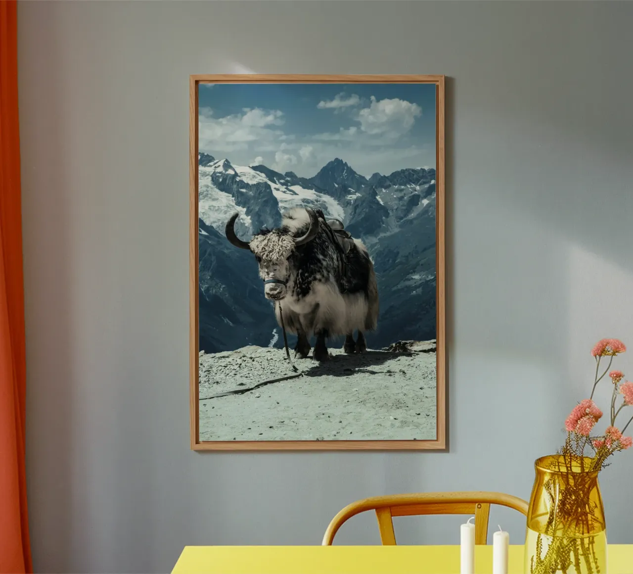 Yak in piedi su un sentiero di montagna alluminio dibond da The Herringstore