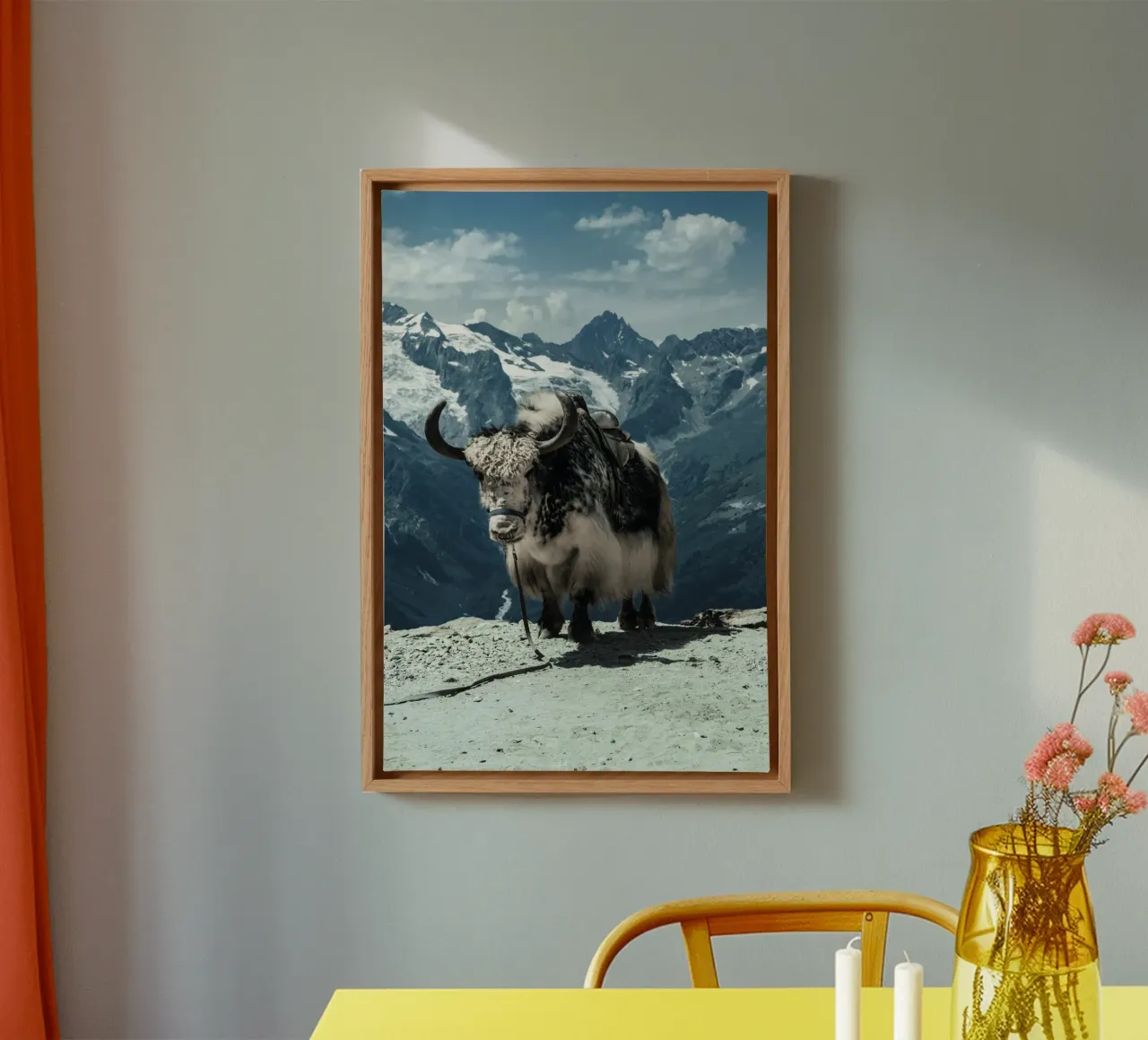 Yak in piedi su un sentiero di montagna tela da The Herringstore