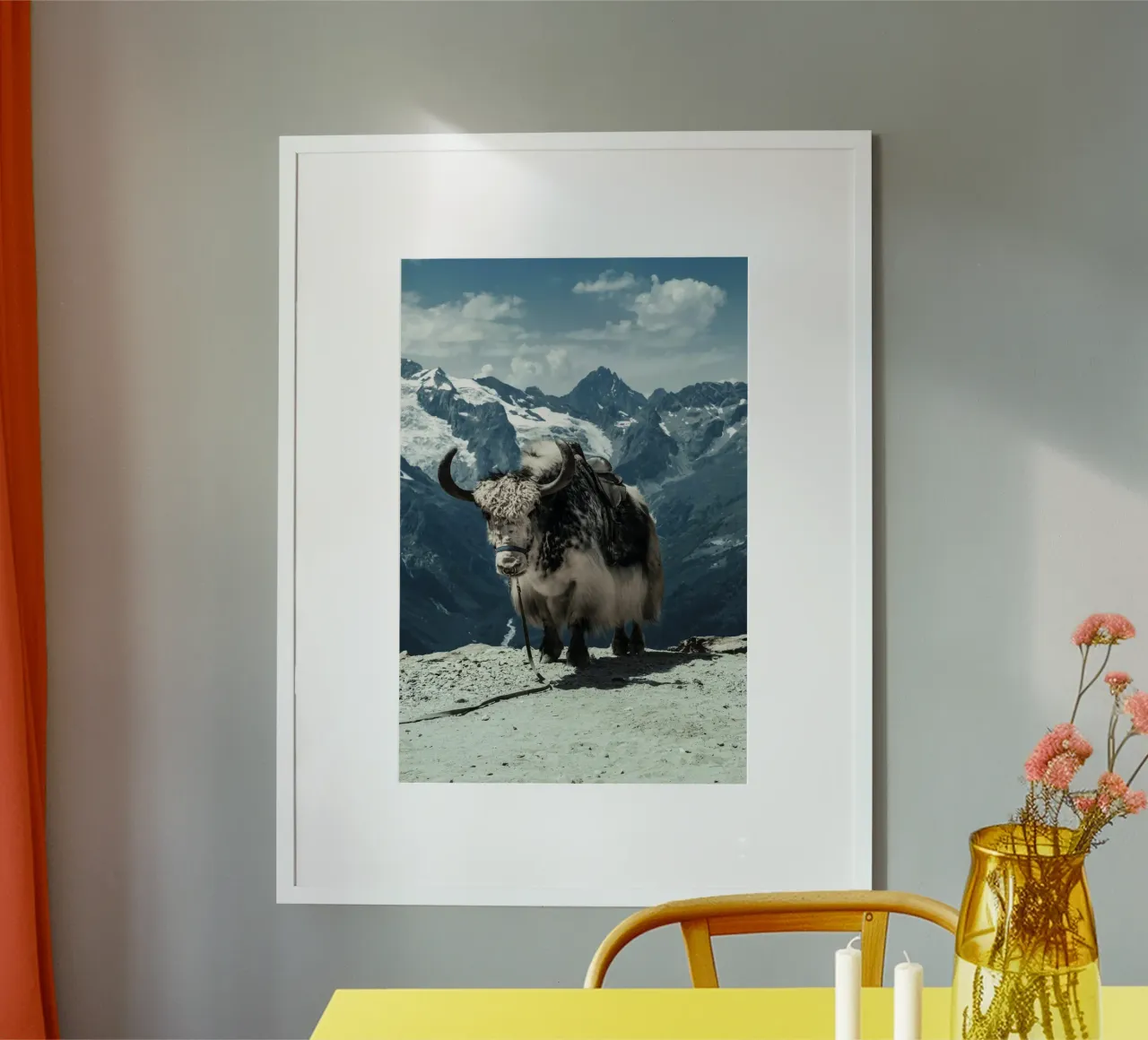 Yak in piedi su un sentiero di montagna carta hahnemühle da The Herringstore