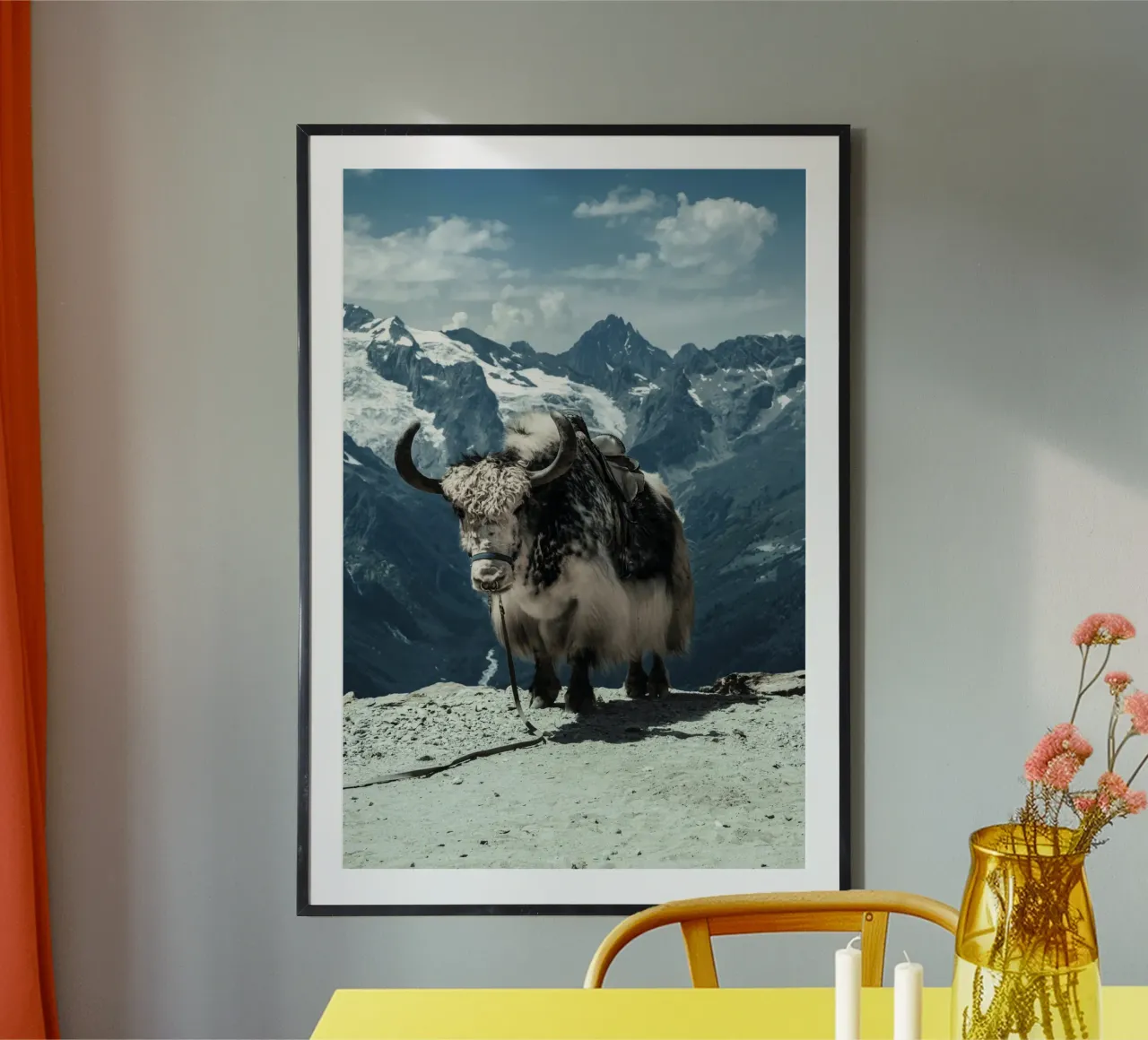 Yak in piedi su un sentiero di montagna carta hahnemühle da The Herringstore