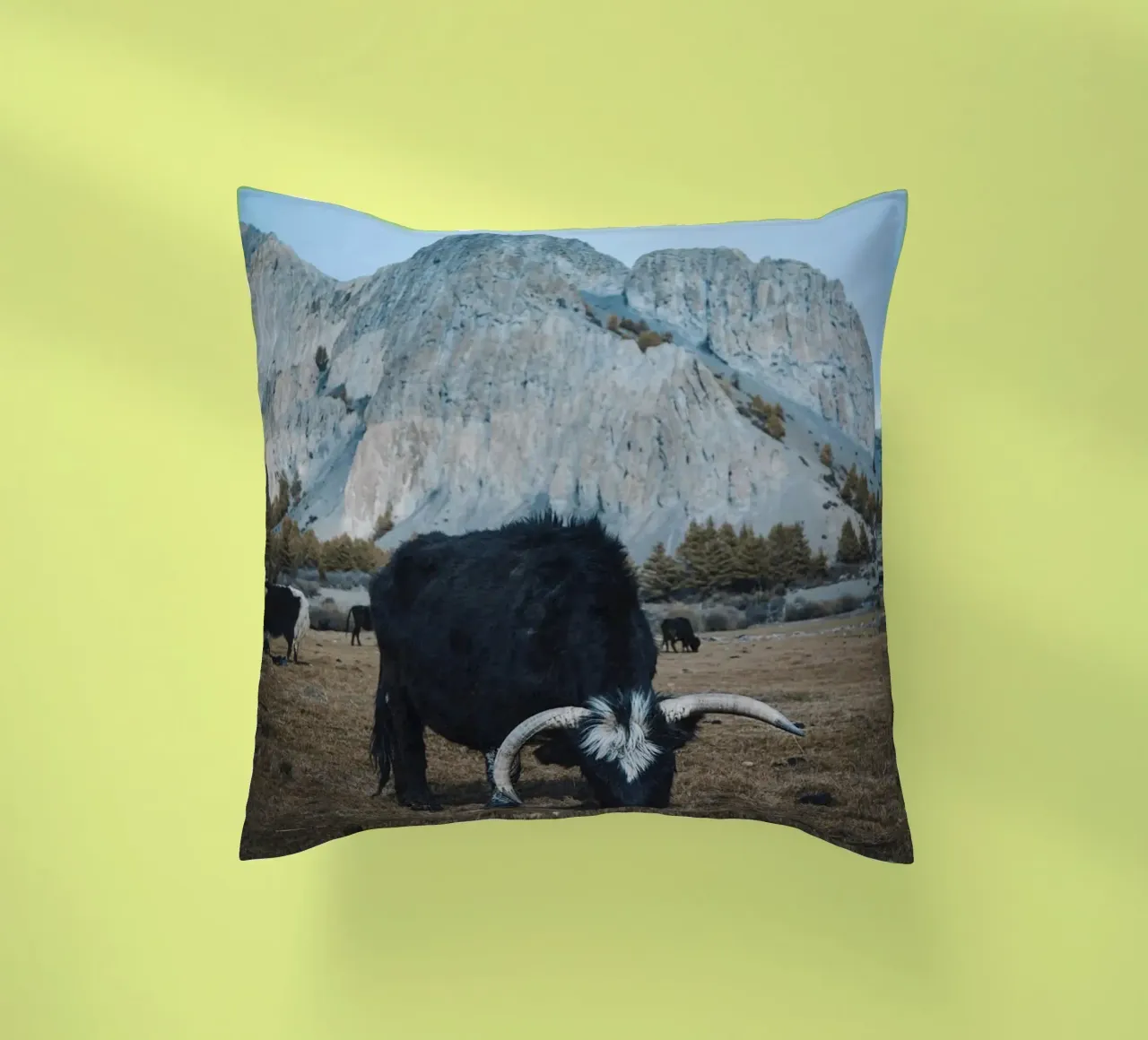 Un maestoso yak al pascolo in primo piano cuscino da The Herringstore