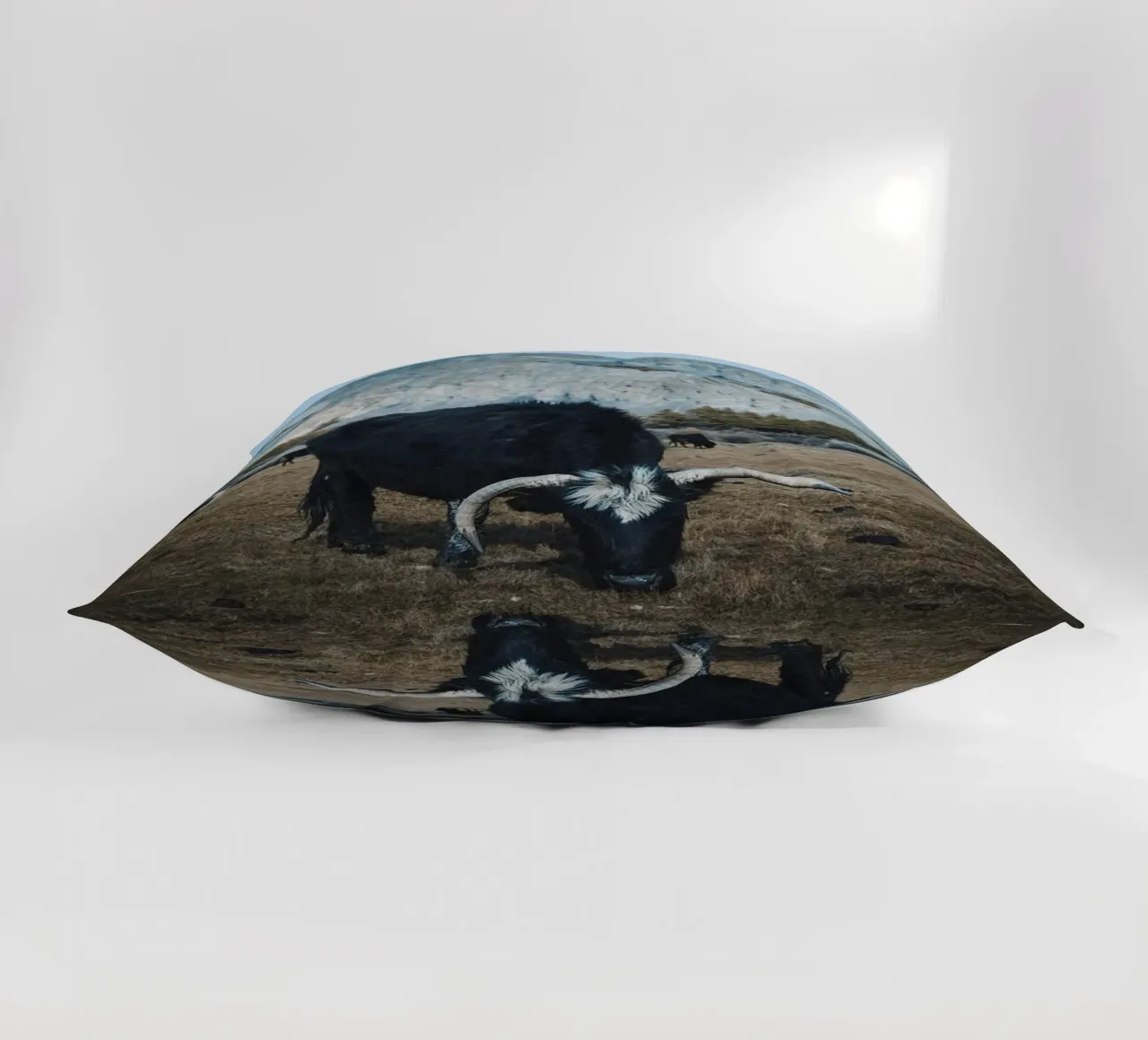 Un maestoso yak al pascolo in primo piano cuscino da The Herringstore