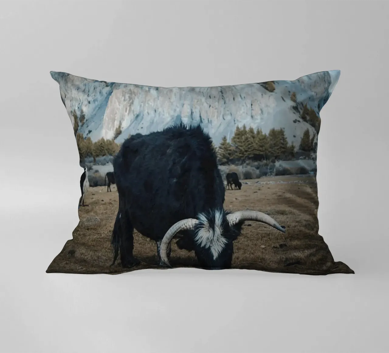 Un maestoso yak al pascolo in primo piano cuscino da The Herringstore
