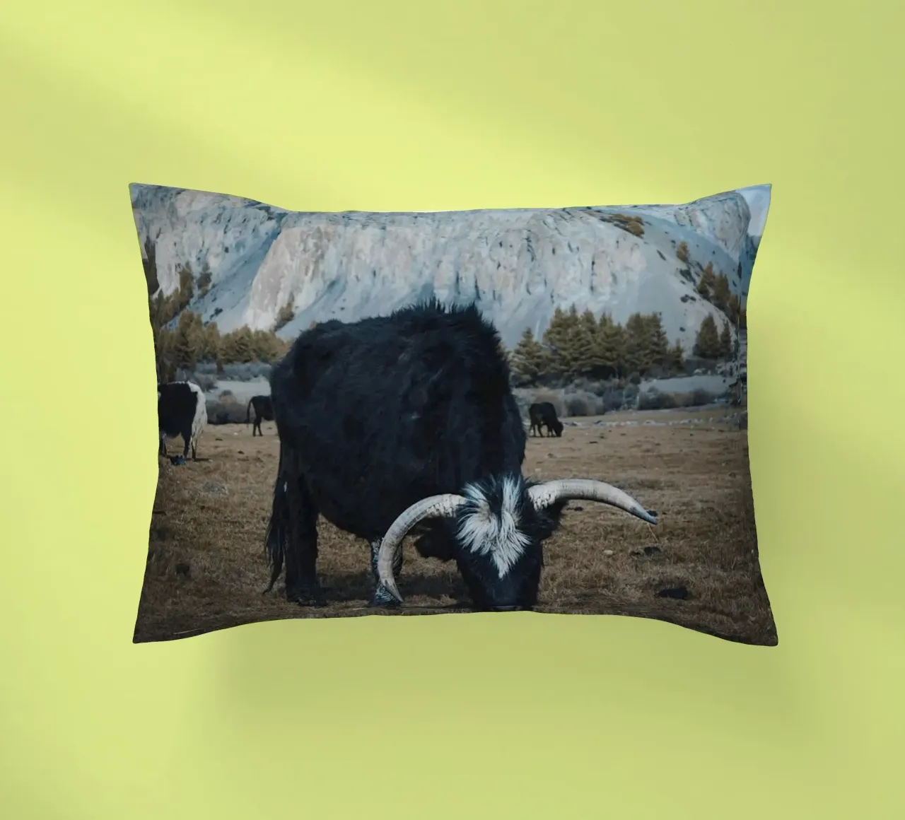 Un maestoso yak al pascolo in primo piano cuscino da The Herringstore