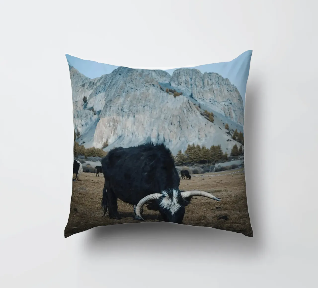 Un maestoso yak al pascolo in primo piano cuscino da The Herringstore