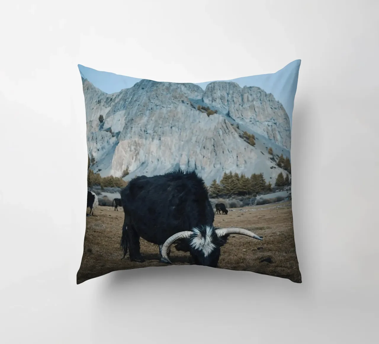 Un maestoso yak al pascolo in primo piano cuscino da The Herringstore