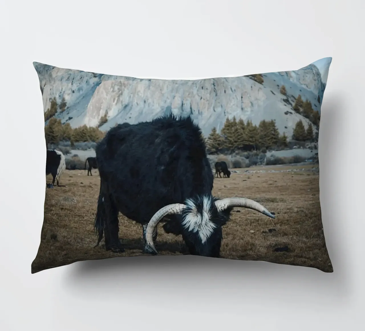 Un maestoso yak al pascolo in primo piano cuscino da The Herringstore