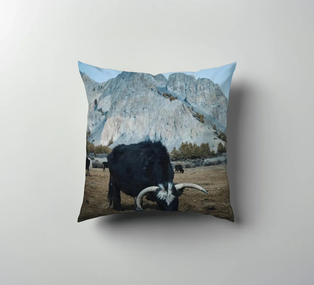 Un maestoso yak al pascolo in primo piano cuscino da The Herringstore