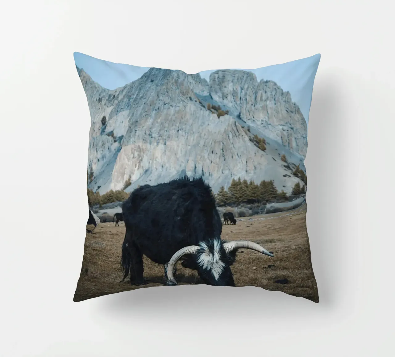Un maestoso yak al pascolo in primo piano cuscino da The Herringstore