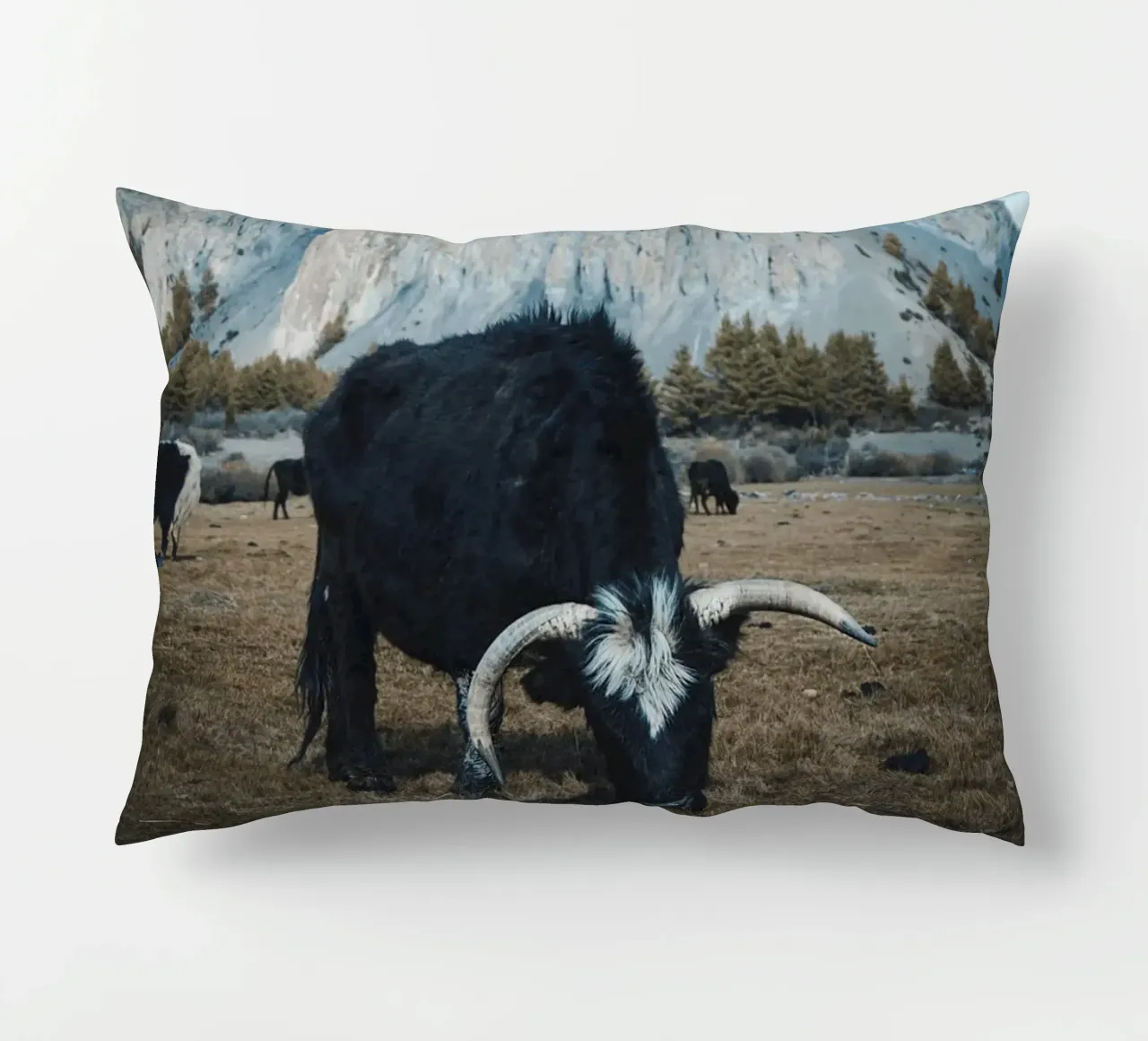 Un maestoso yak al pascolo in primo piano cuscino da The Herringstore