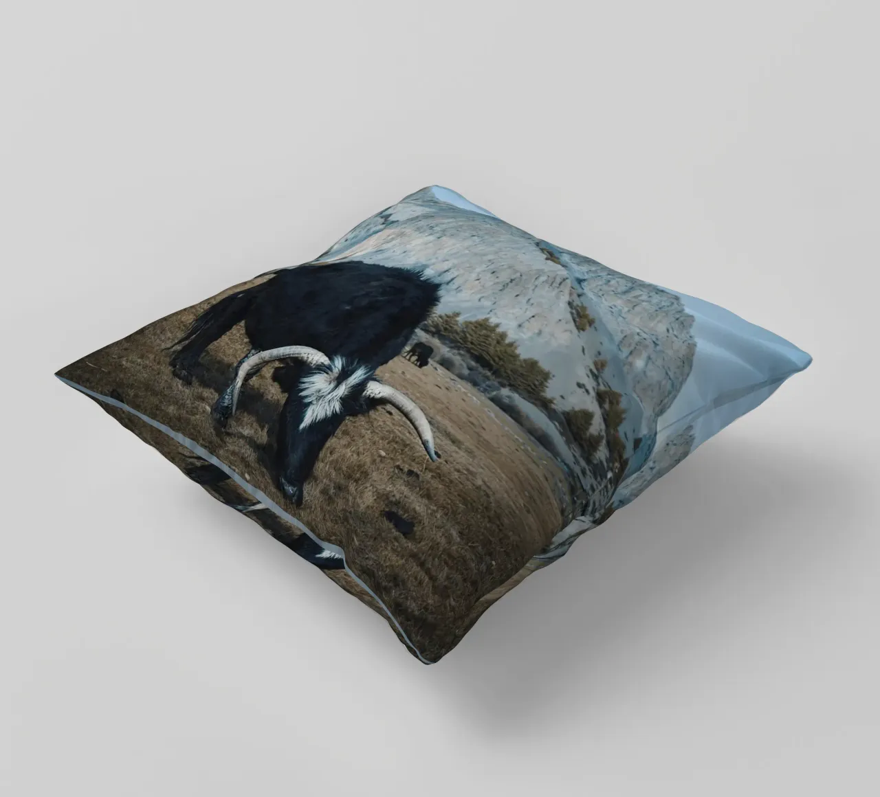 Un maestoso yak al pascolo in primo piano cuscino da The Herringstore