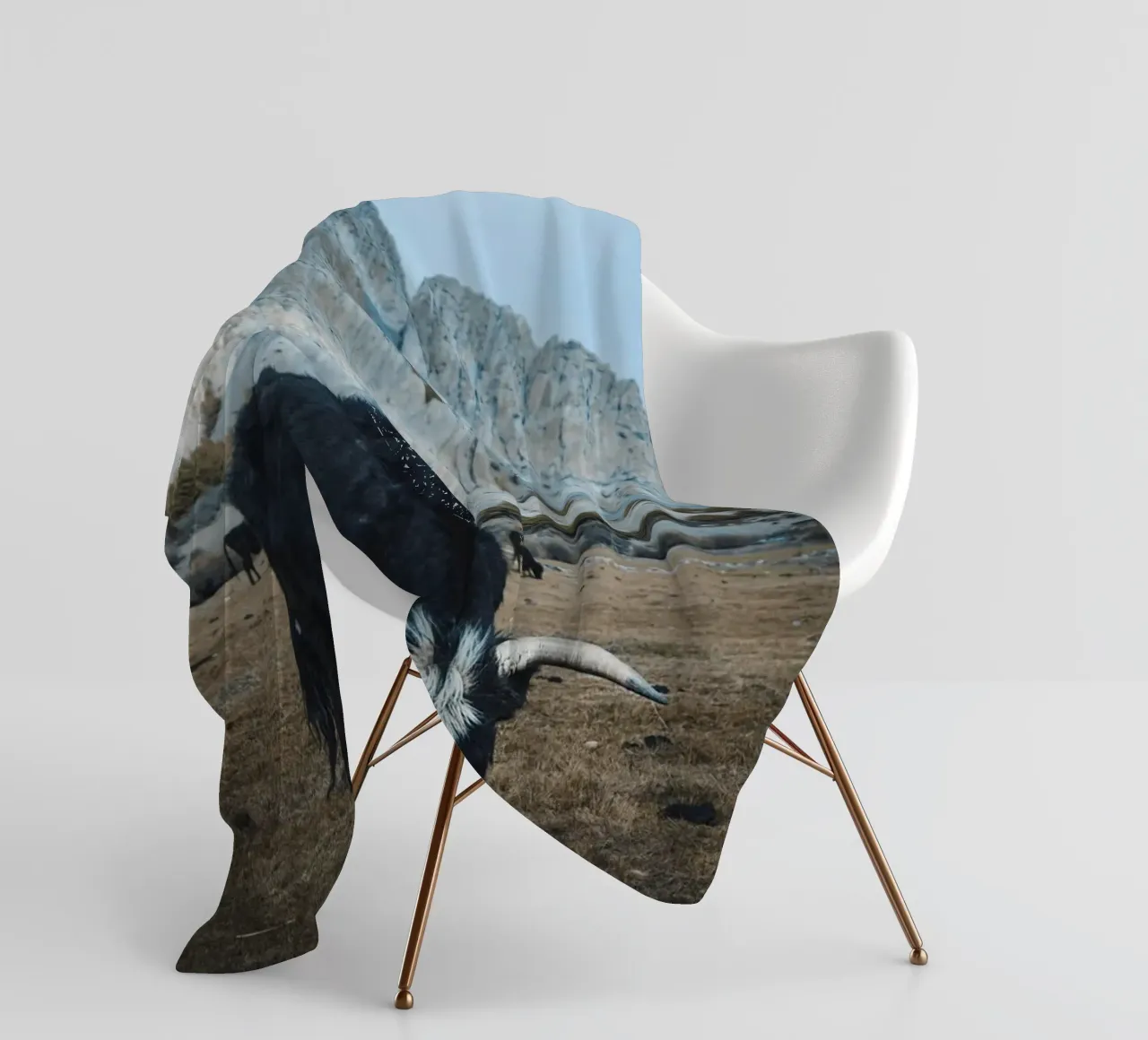Un maestoso yak al pascolo in primo piano coperta in pile da The Herringstore
