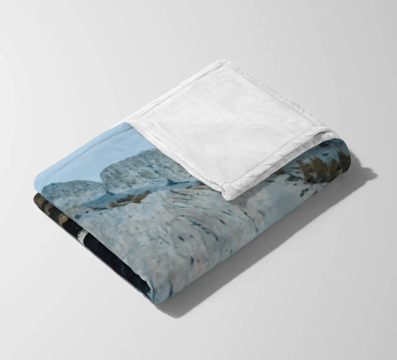 Un maestoso yak al pascolo in primo piano coperta in pile da The Herringstore