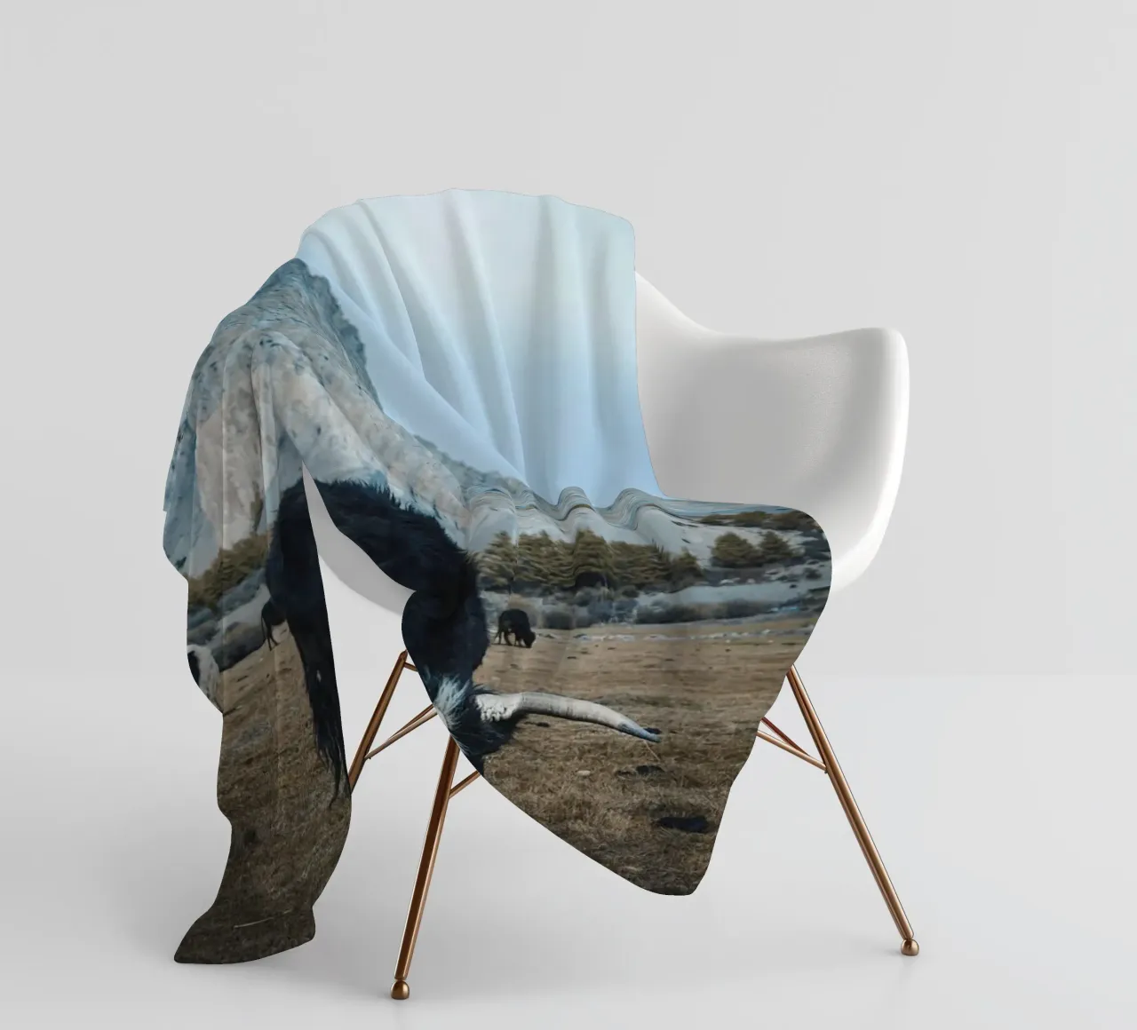 Un maestoso yak al pascolo in primo piano coperta in pile da The Herringstore