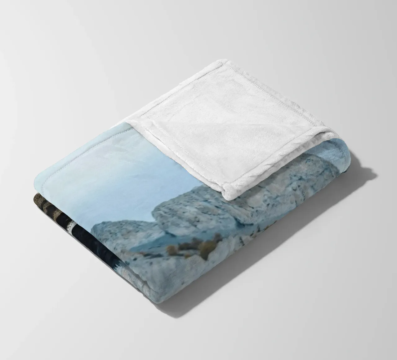 Un maestoso yak al pascolo in primo piano coperta in pile da The Herringstore
