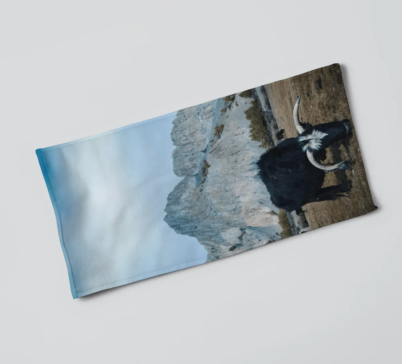 Un maestoso yak al pascolo in primo piano asciugamano da bagno da The Herringstore