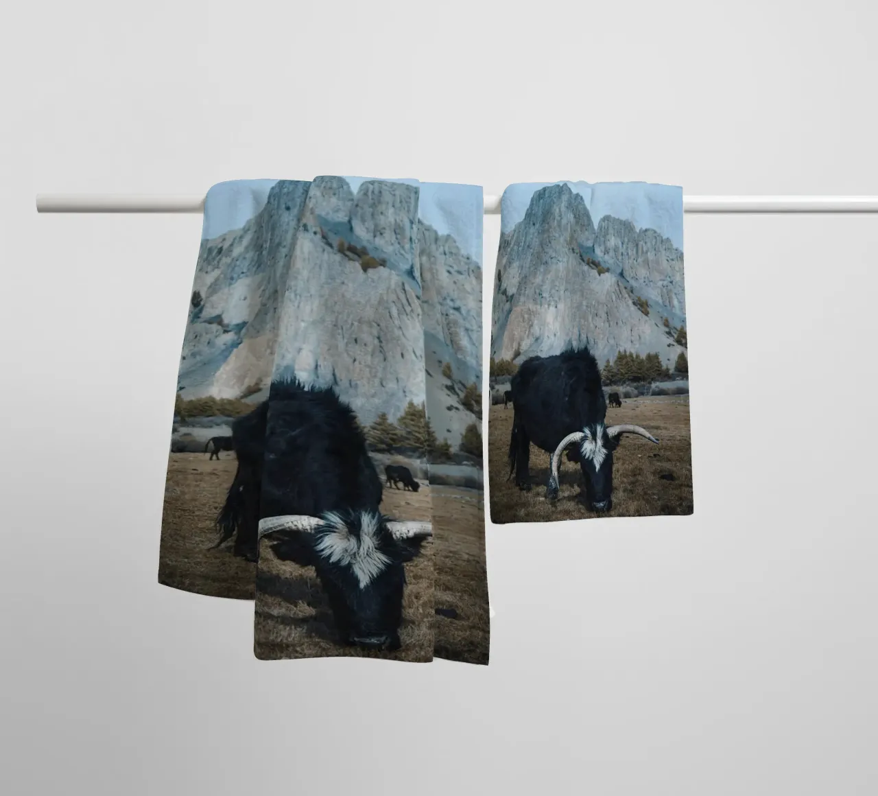 Un maestoso yak al pascolo in primo piano asciugamano da bagno da The Herringstore