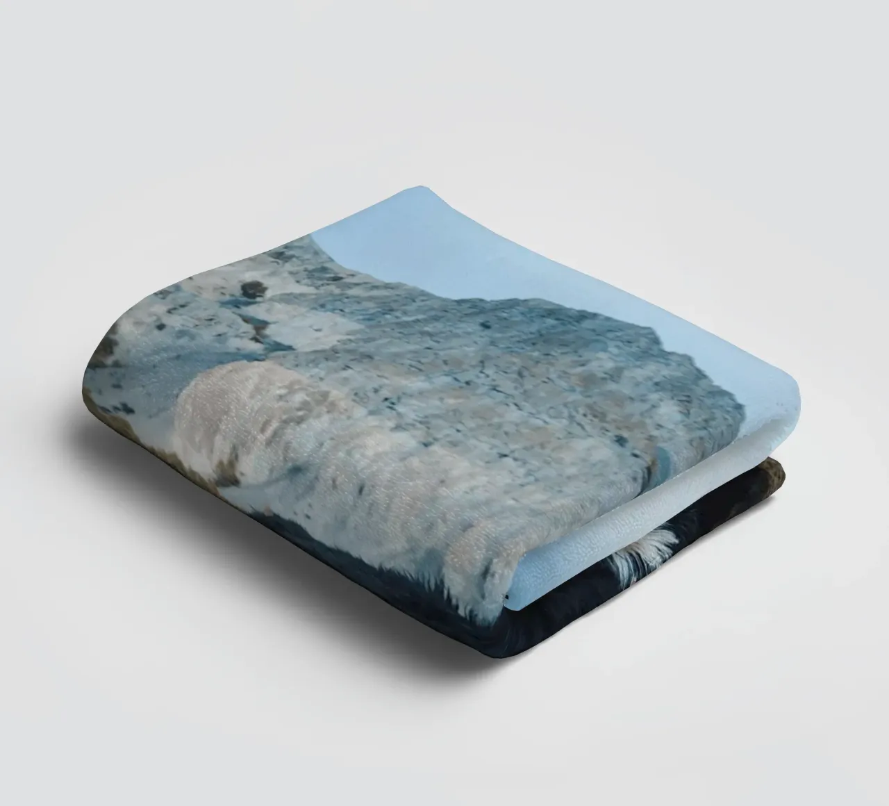 Un maestoso yak al pascolo in primo piano asciugamano da bagno da The Herringstore