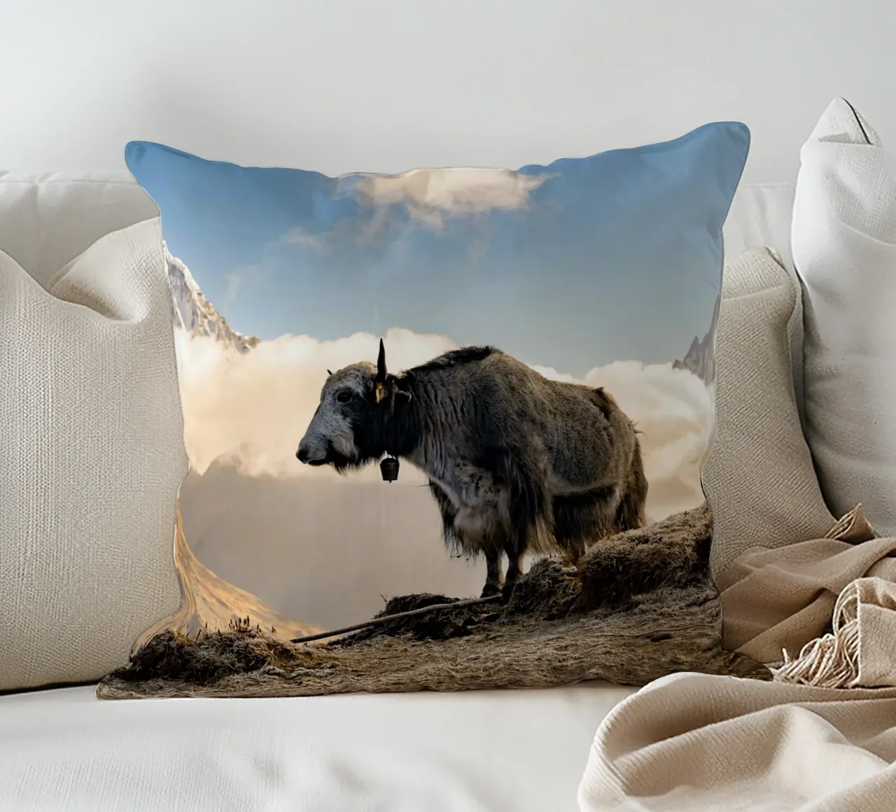 La serena bellezza di uno yak cuscino da The Herringstore