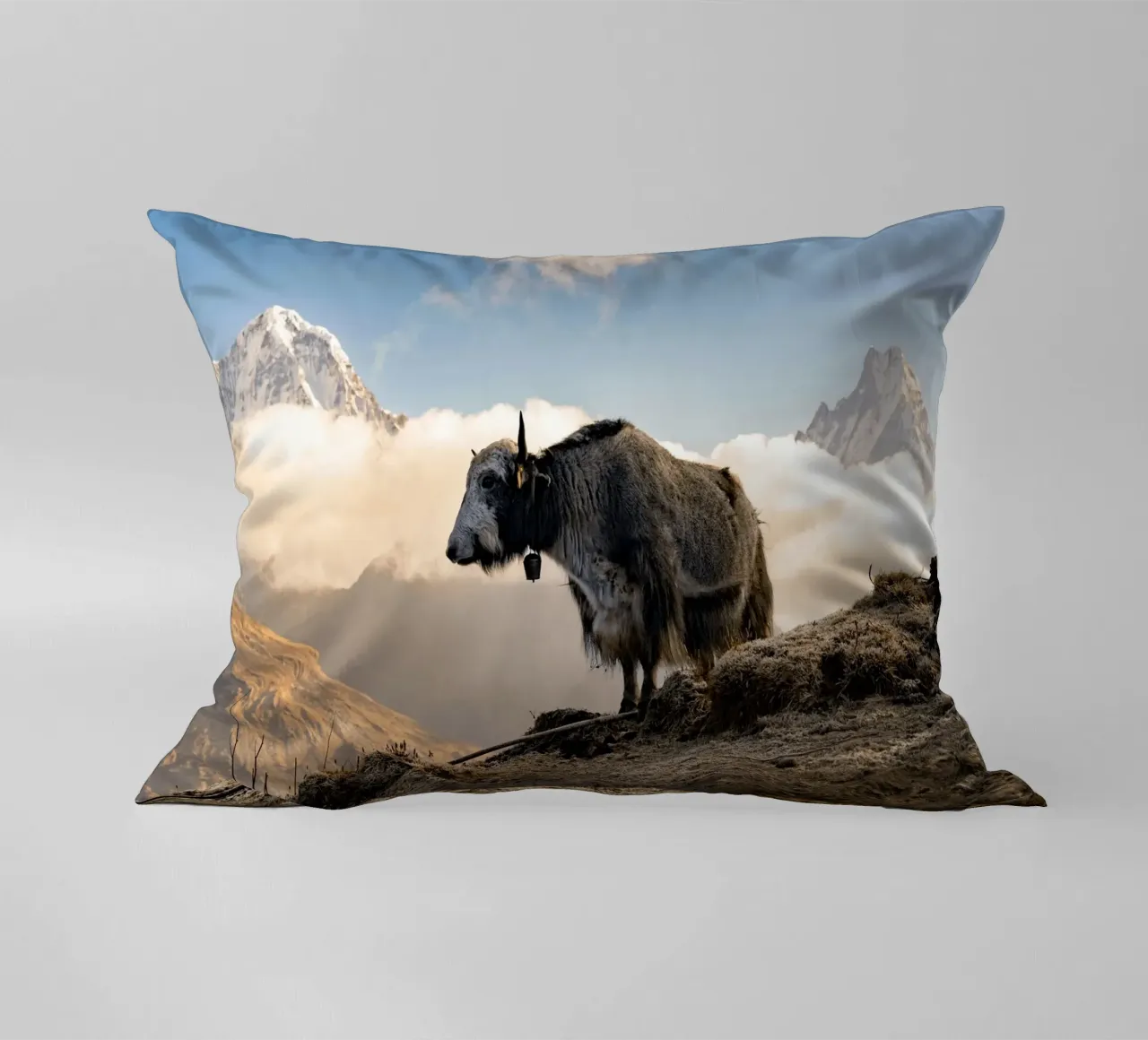 La serena bellezza di uno yak cuscino da The Herringstore
