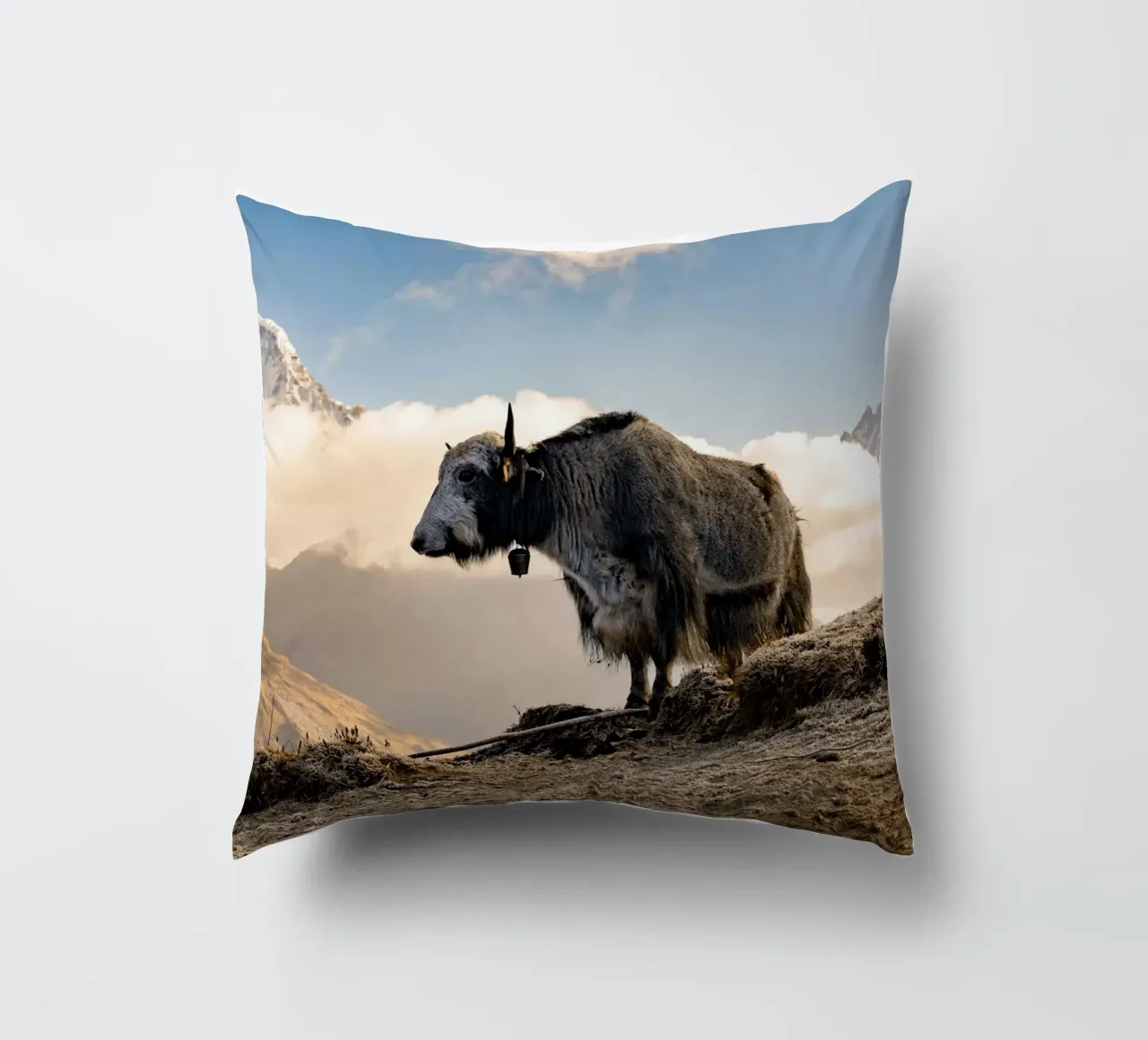 La serena bellezza di uno yak cuscino da The Herringstore