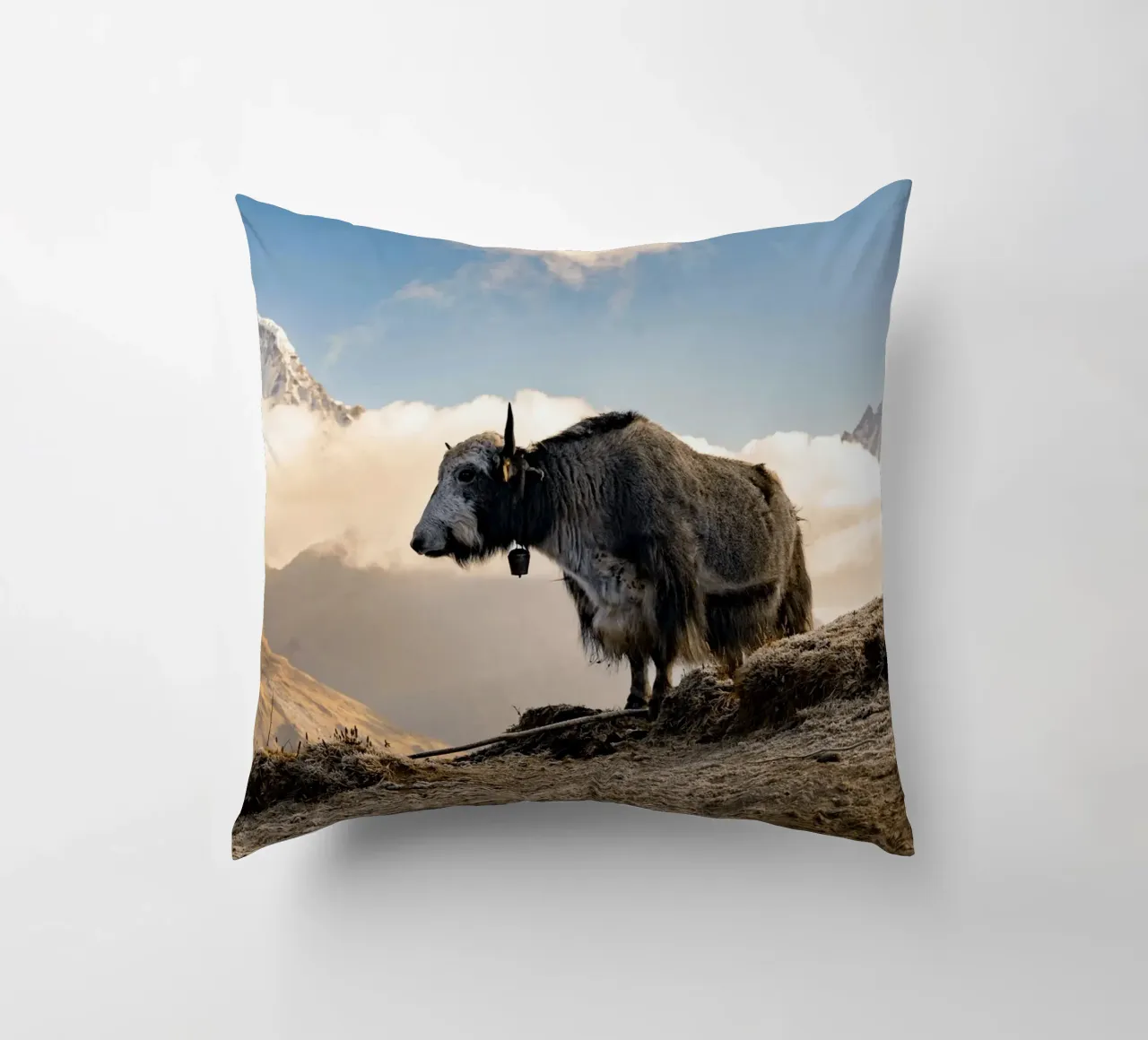 La serena bellezza di uno yak cuscino da The Herringstore