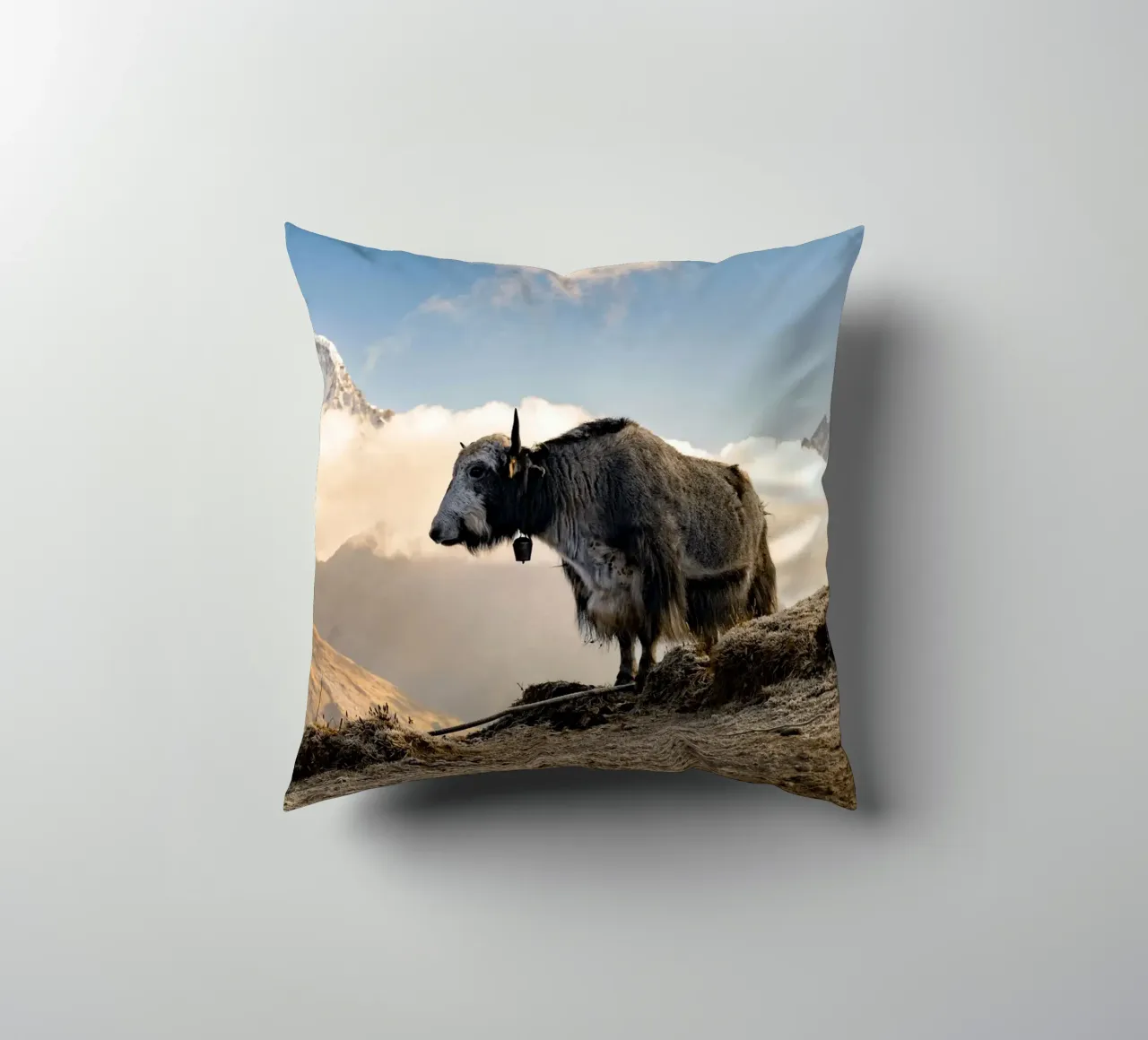 La serena bellezza di uno yak cuscino da The Herringstore