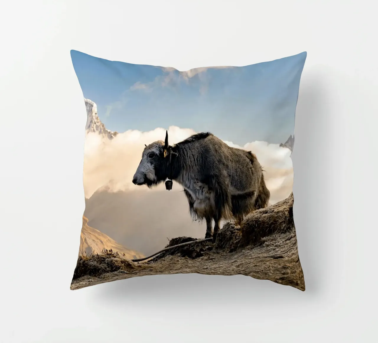 La serena bellezza di uno yak cuscino da The Herringstore