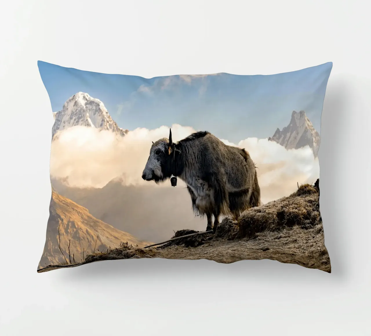 La serena bellezza di uno yak cuscino da The Herringstore