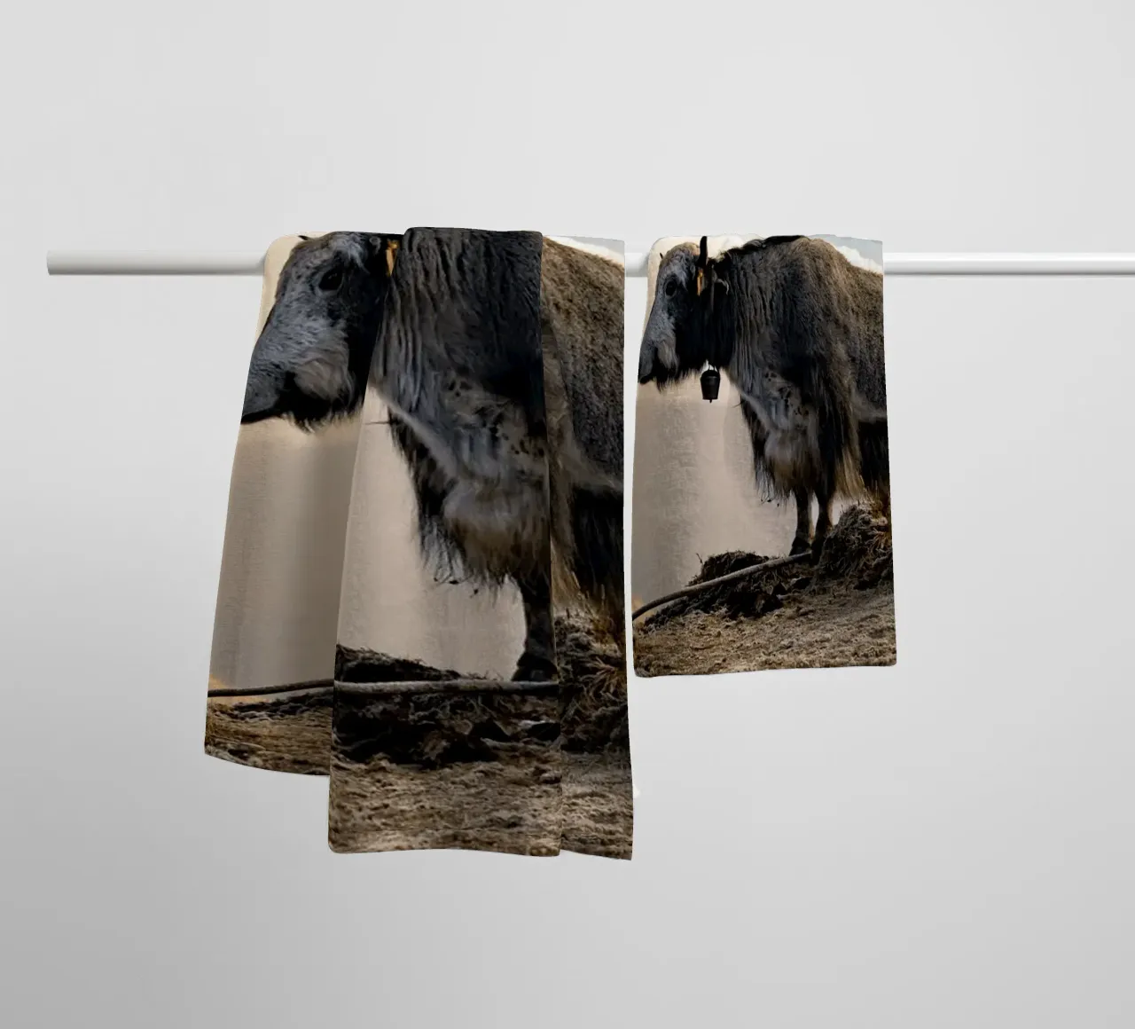 La serena bellezza di uno yak asciugamano da bagno da The Herringstore