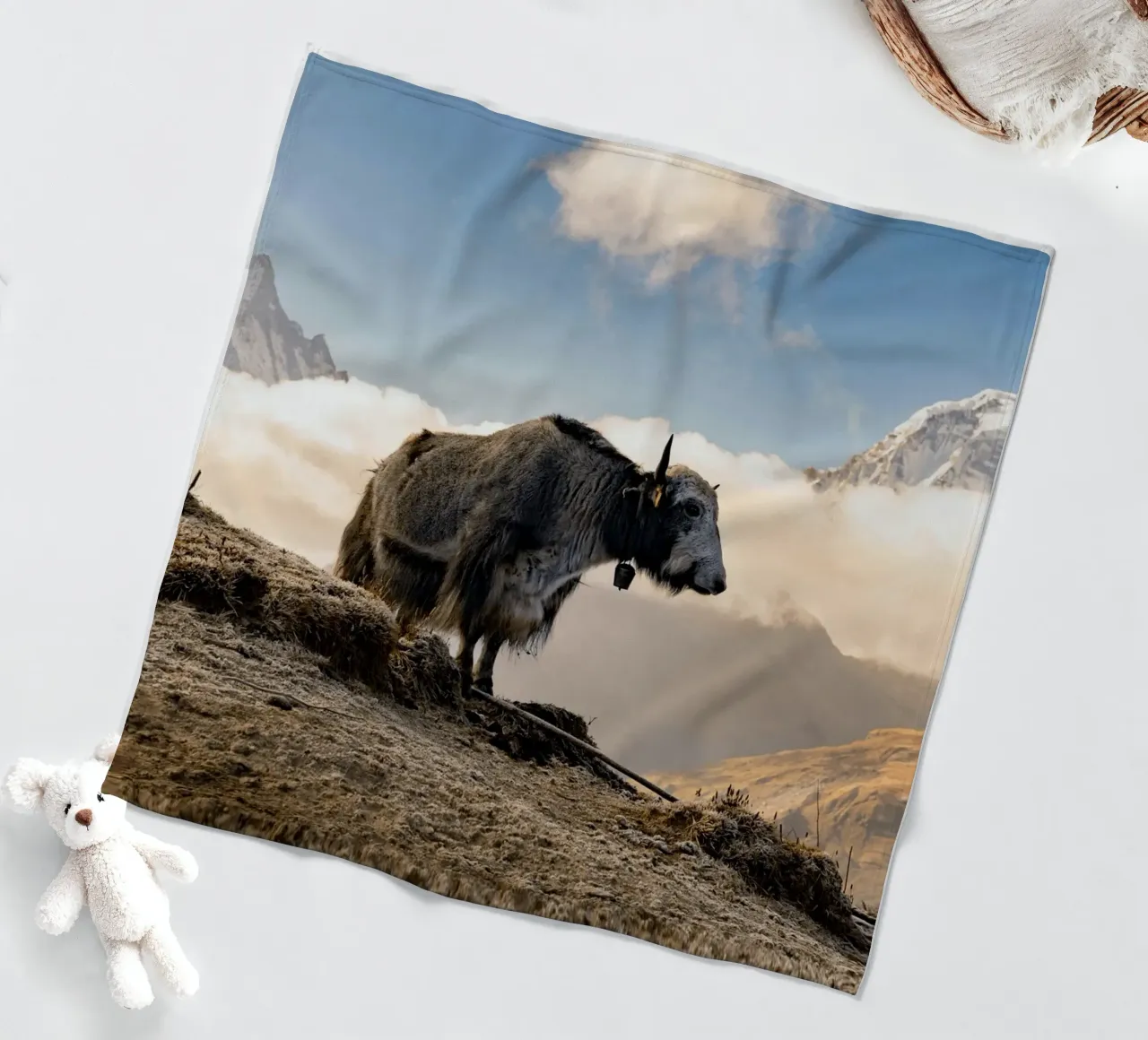 La serena bellezza di uno yak coperta in pile da The Herringstore