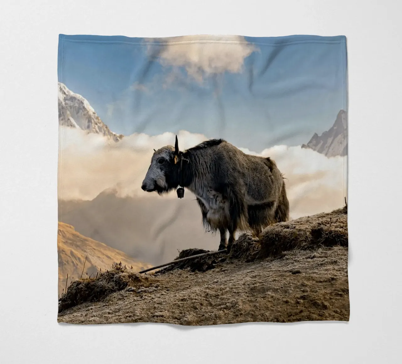 La serena bellezza di uno yak coperta in pile da The Herringstore