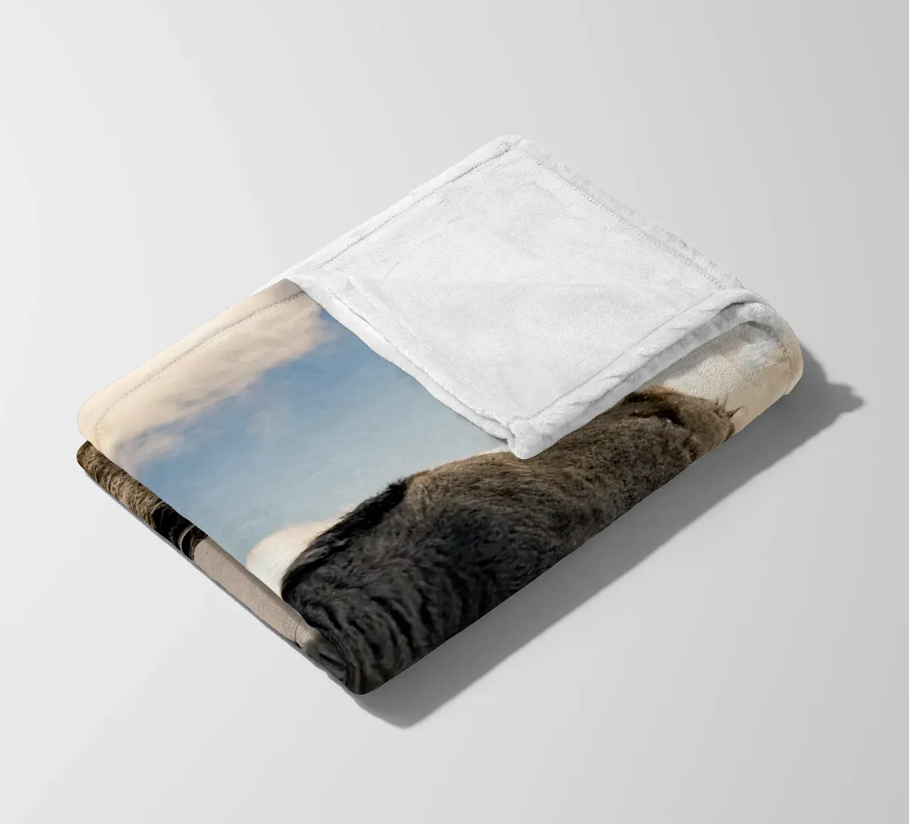 La serena bellezza di uno yak coperta in pile da The Herringstore