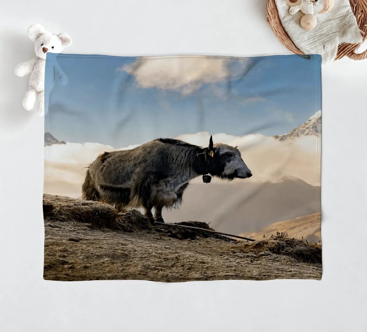 La serena bellezza di uno yak coperta in pile da The Herringstore
