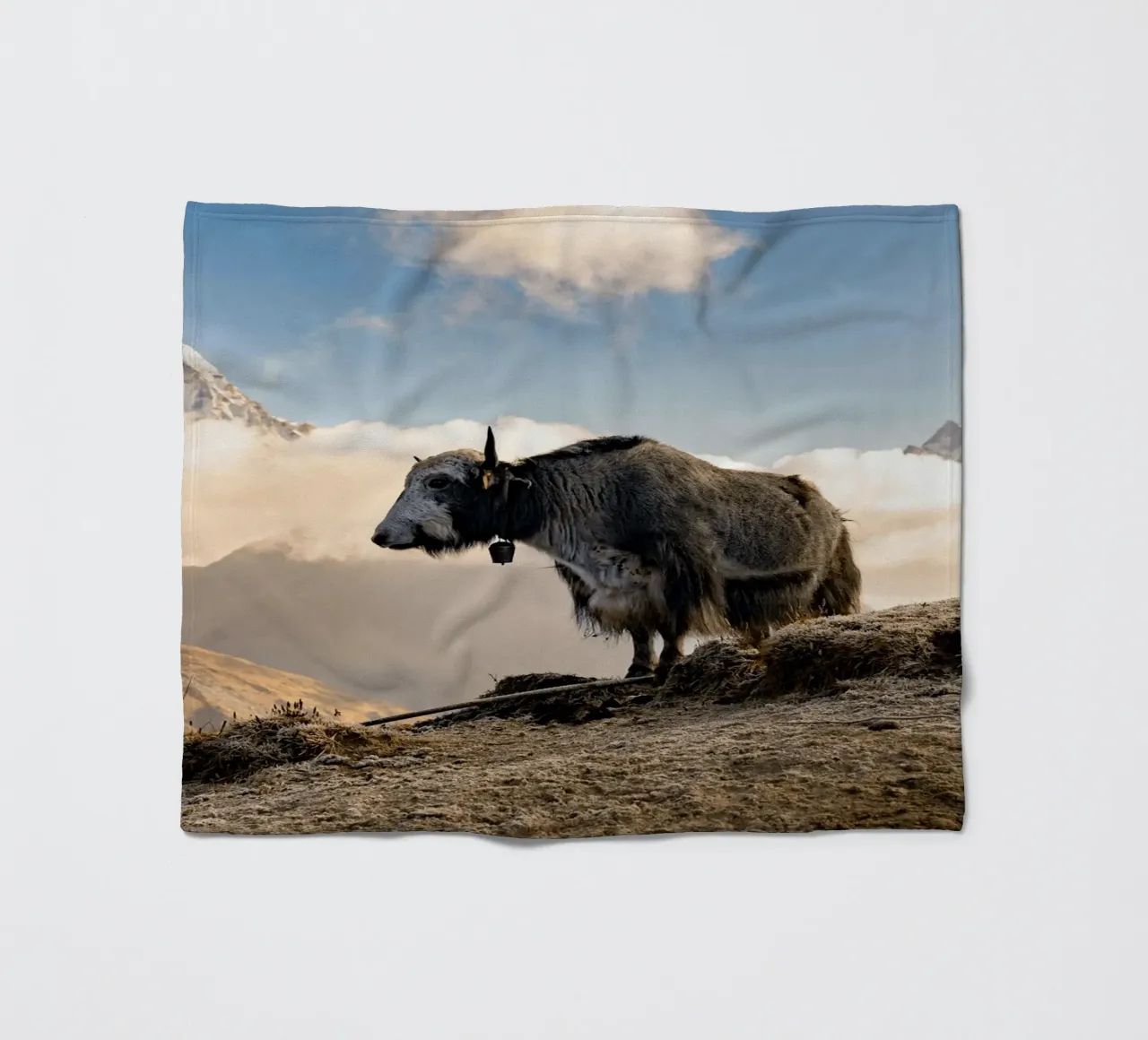 La serena bellezza di uno yak coperta in pile da The Herringstore