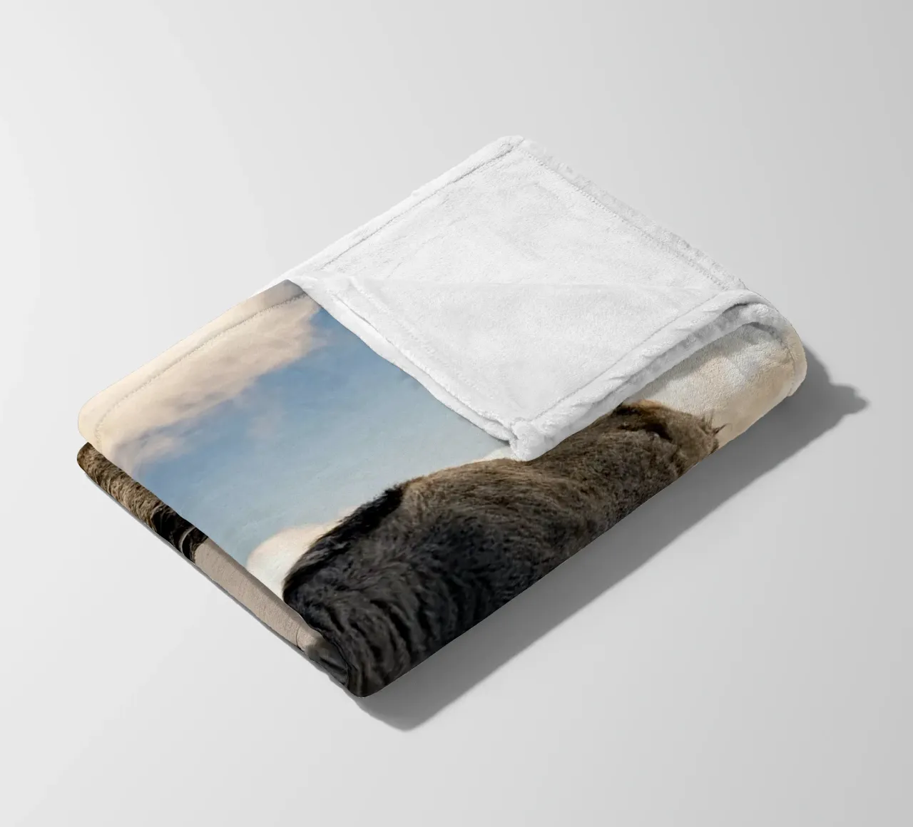 La serena bellezza di uno yak coperta in pile da The Herringstore