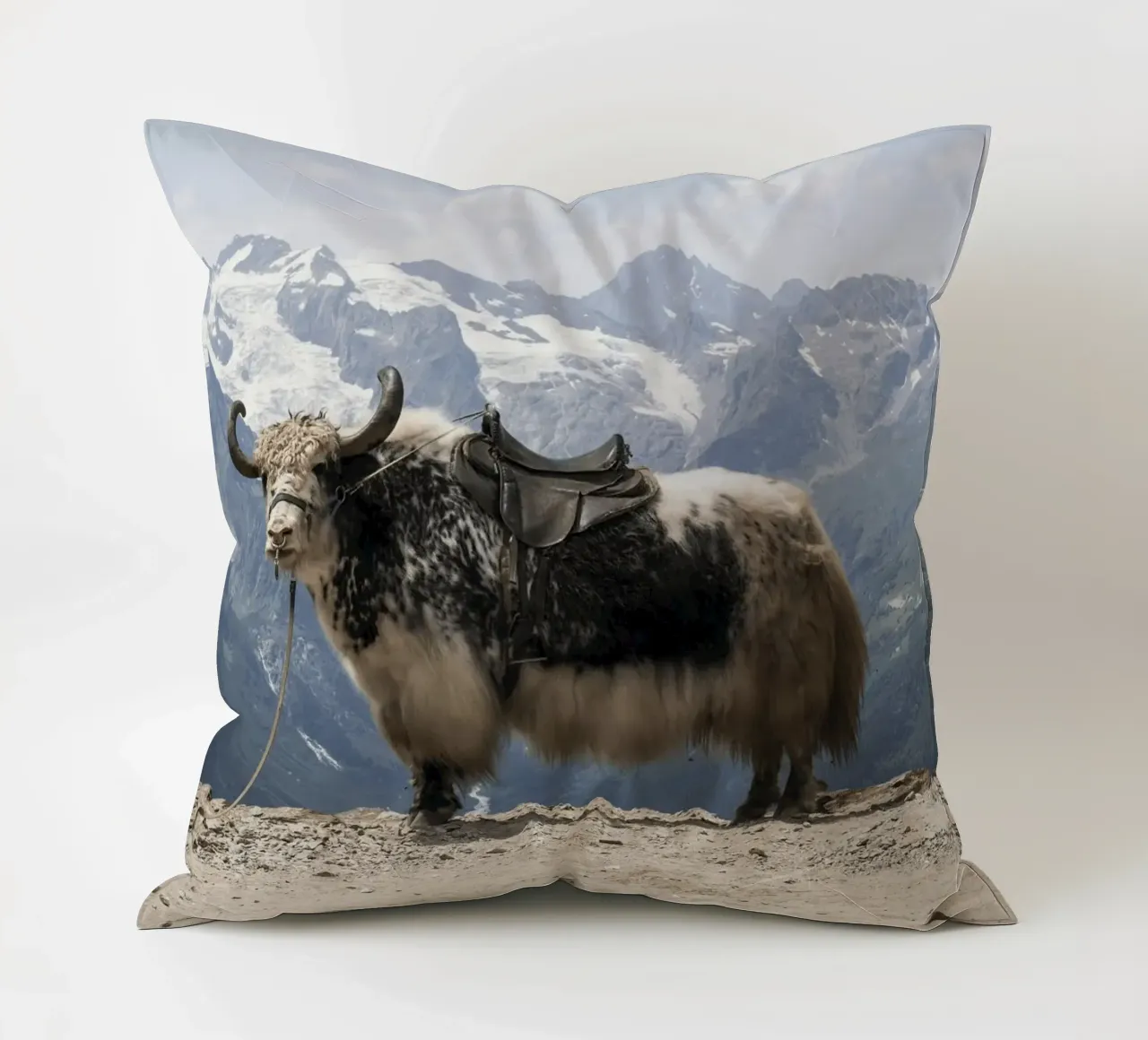 Yak in piedi su uno sfondo montano innevato cuscino da The Herringstore