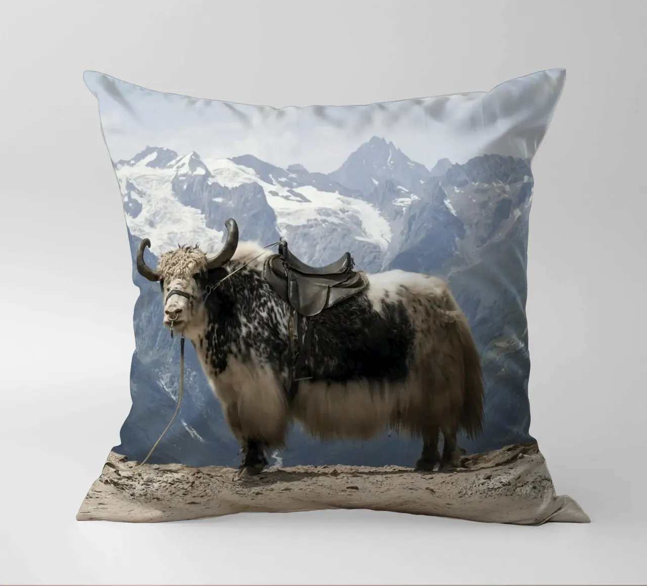 Yak in piedi su uno sfondo montano innevato cuscino da The Herringstore